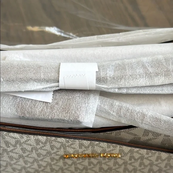 Michael Kors Patterned Tote with Gold Accents Women’s Girls Juniors NWT - Picture 6 of 8